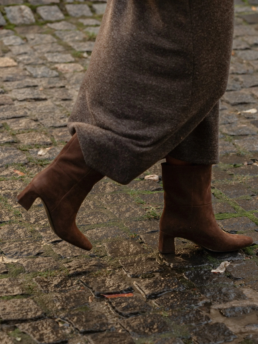 CARA ботильйони на підборах 5 см шоколадні нубукові на байці