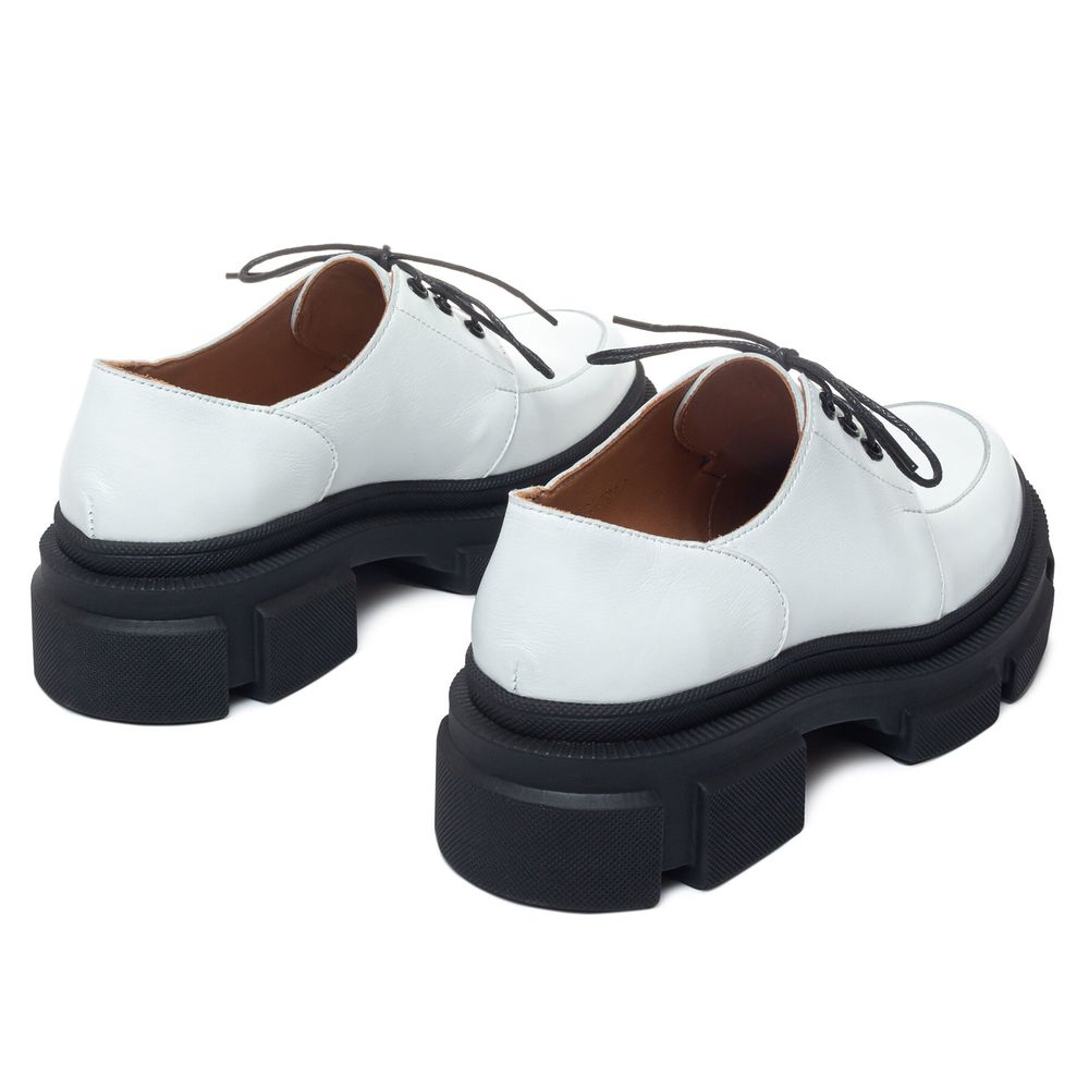 Туфли белые из натуральной кожи на грубой подошве с мягкой стелькой