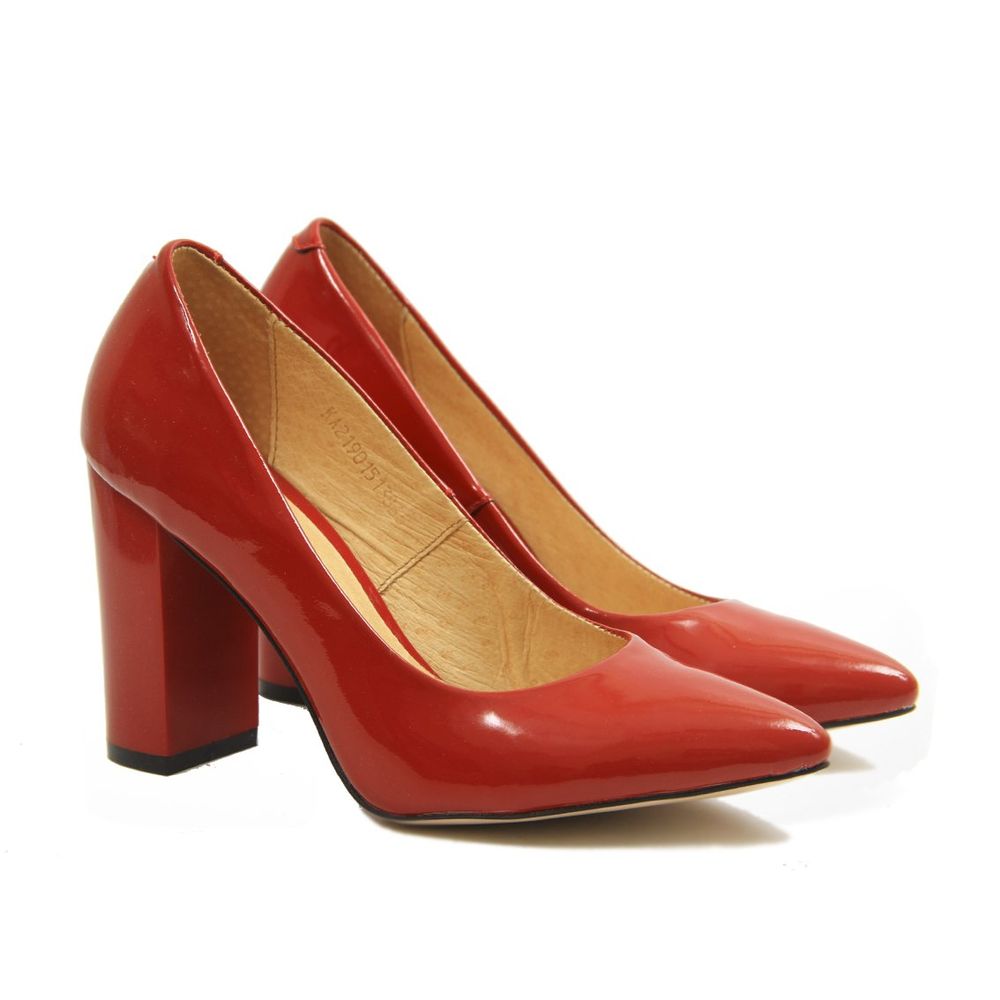 Туфли красные из эколака на устойчивом каблуке 9.5 см остроносые с мягкой стелькой