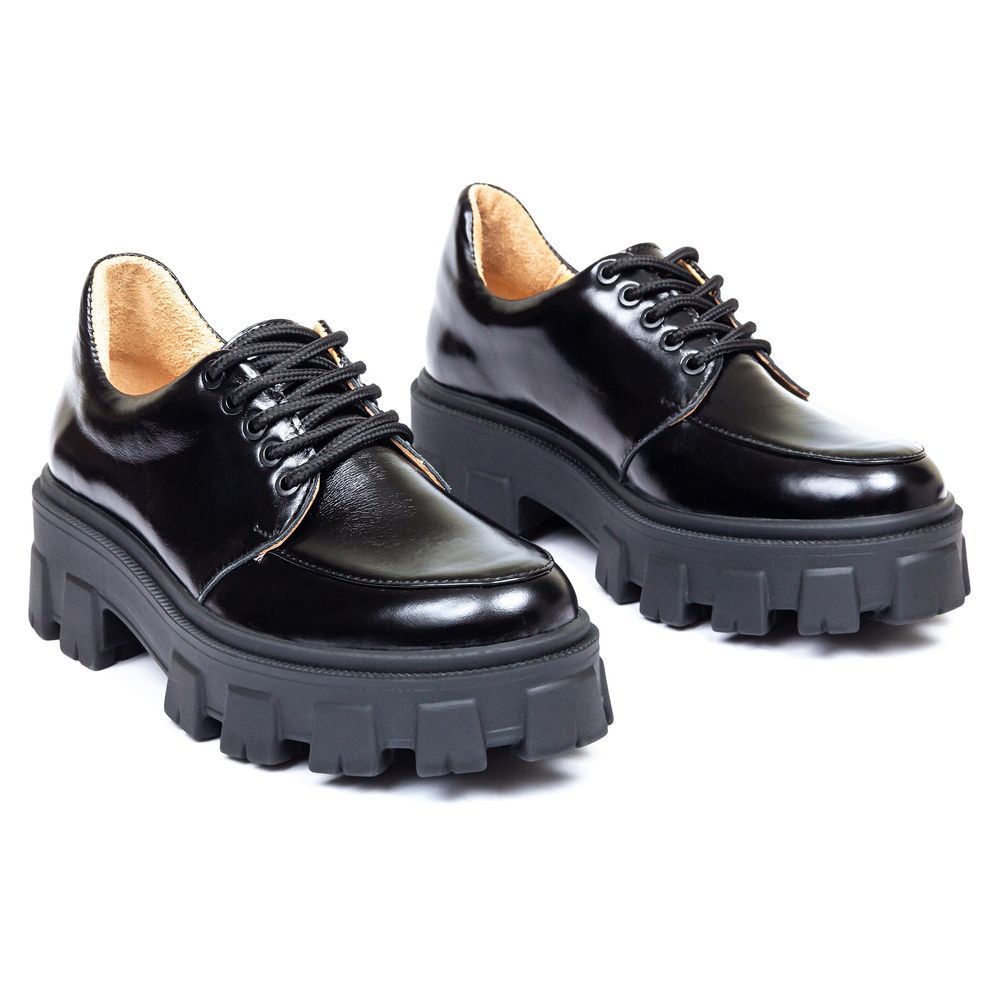 Туфли черные из лаковой кожи на грубой подошве 3696-1-L