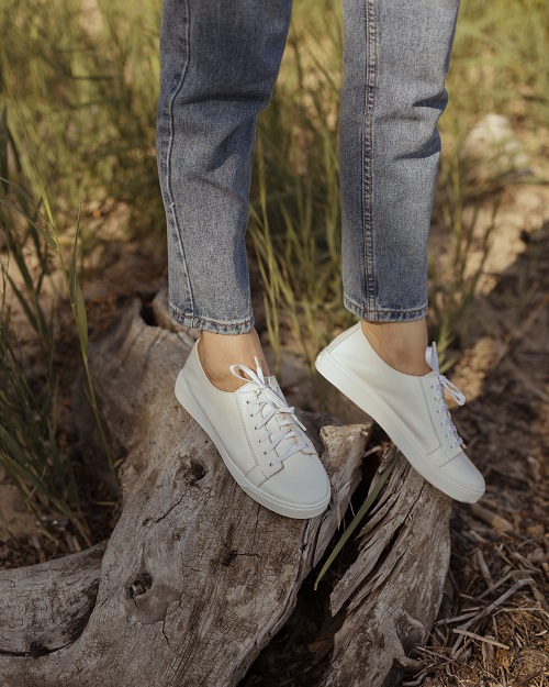Белые кеды и кроссовки: с чем носить белоснежную обувь